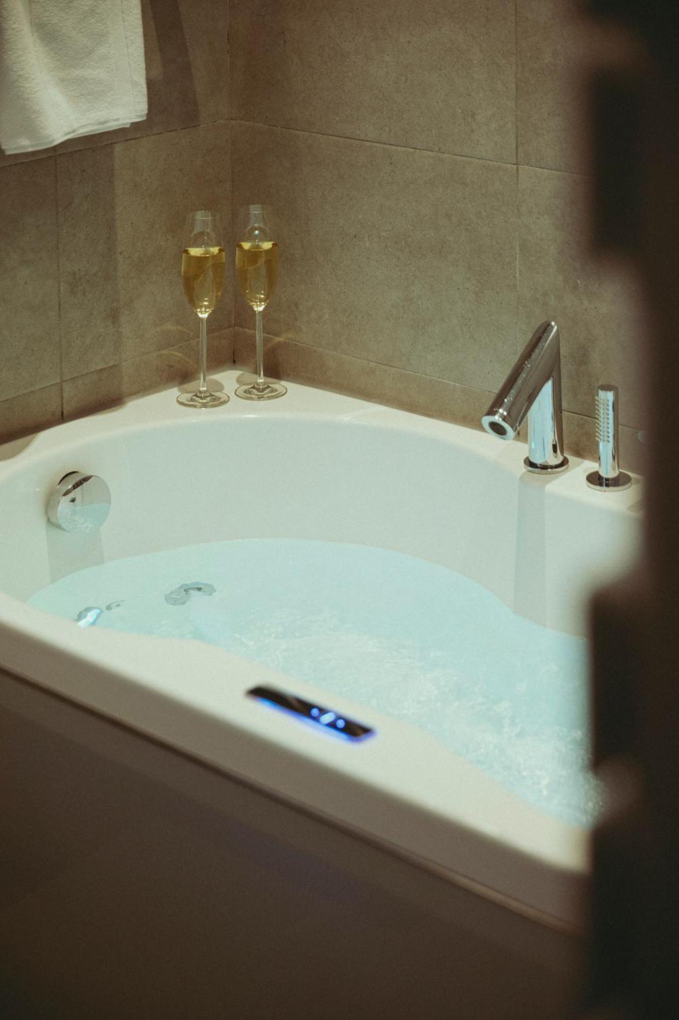 Auberge De Clochemerle, Spa Privatif & Restaurant Gastronomique Vaux-en-Beaujolais ภายนอก รูปภาพ