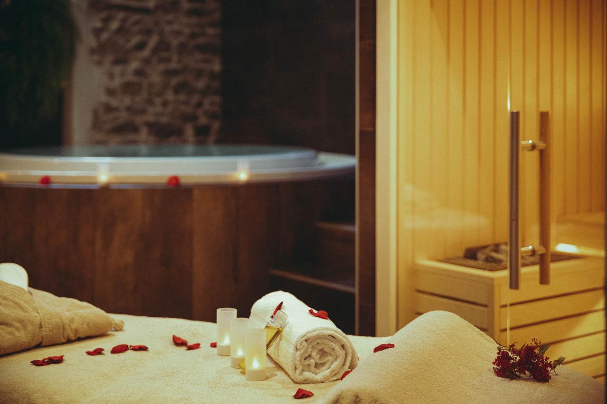 Auberge De Clochemerle, Spa Privatif & Restaurant Gastronomique Vaux-en-Beaujolais ภายนอก รูปภาพ