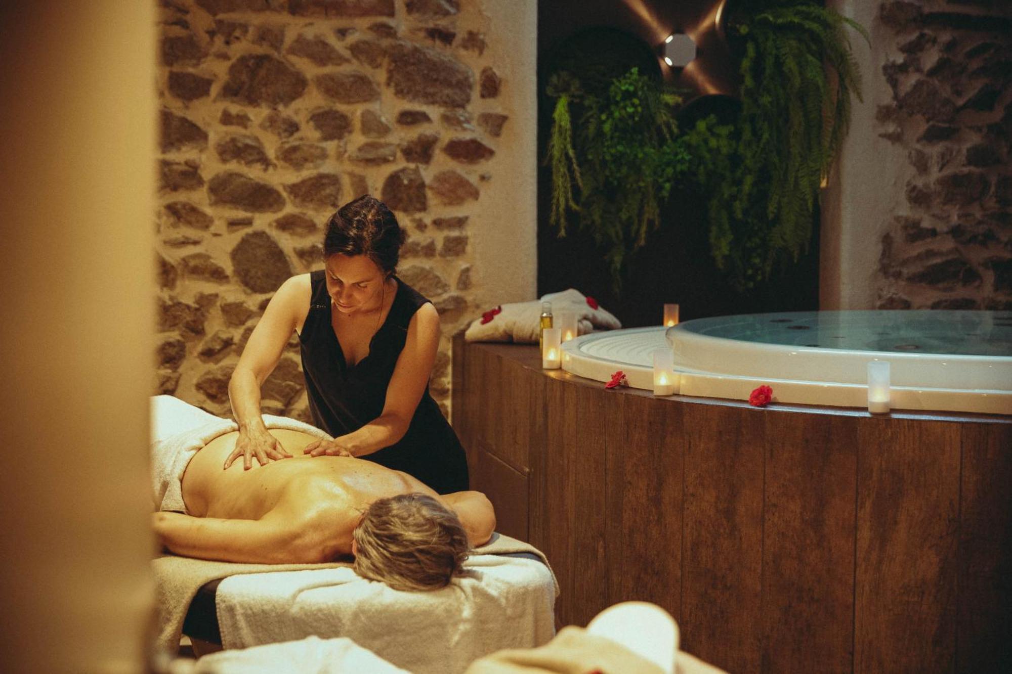 Auberge De Clochemerle, Spa Privatif & Restaurant Gastronomique Vaux-en-Beaujolais ภายนอก รูปภาพ