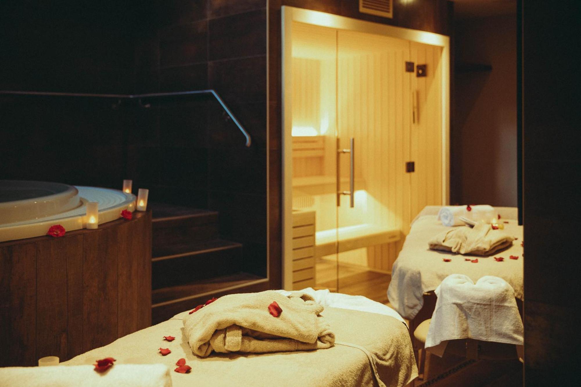 Auberge De Clochemerle, Spa Privatif & Restaurant Gastronomique Vaux-en-Beaujolais ภายนอก รูปภาพ