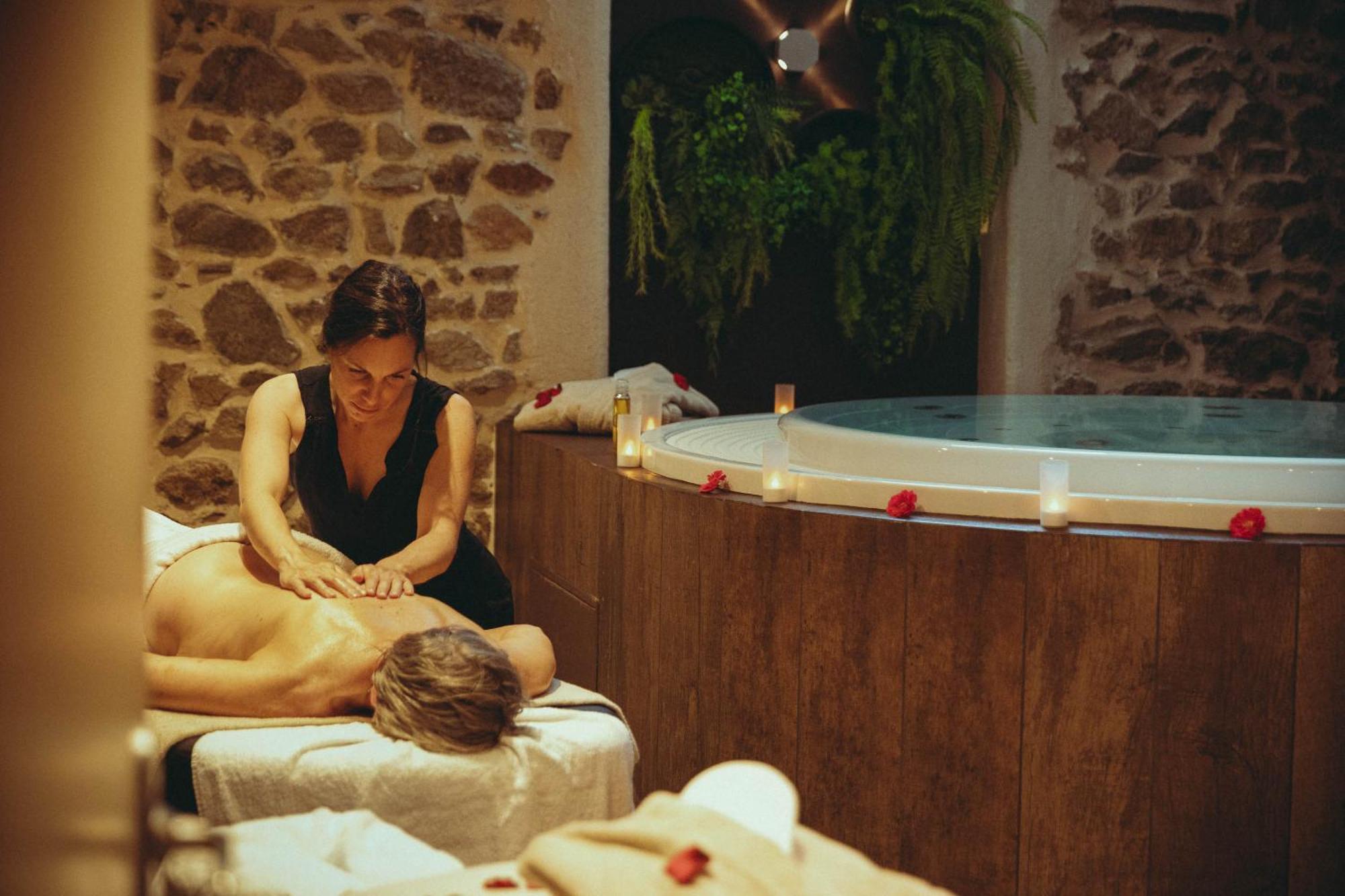 Auberge De Clochemerle, Spa Privatif & Restaurant Gastronomique Vaux-en-Beaujolais ภายนอก รูปภาพ